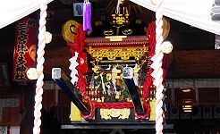 鎮座する宮神輿'16.04.22.