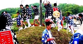 担ぎ手達もお山登り'16.04.22.