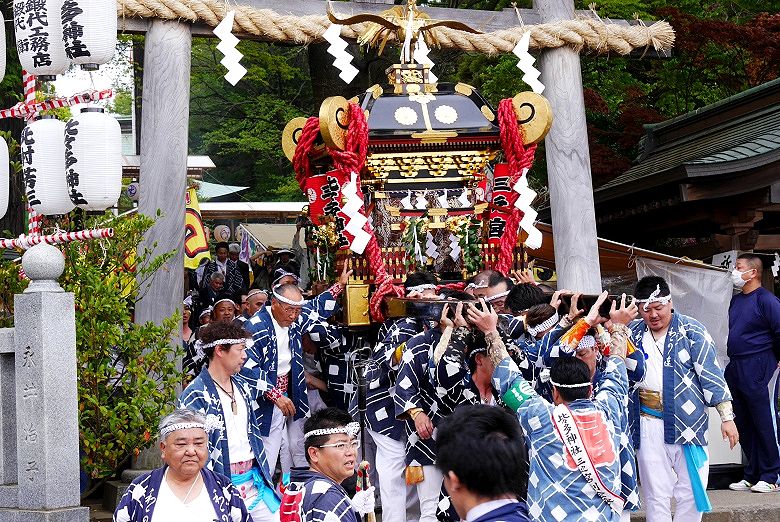 鳥居を潜り神社下へと宮出し'16.04.22.