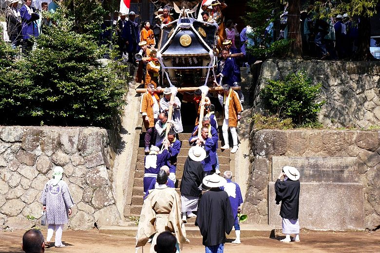 急な石段での宮神輿降ろし.'16.03.27.