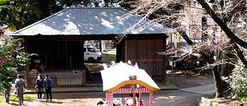 参道中間にある長屋造りの神楽殿.'16.03.27.