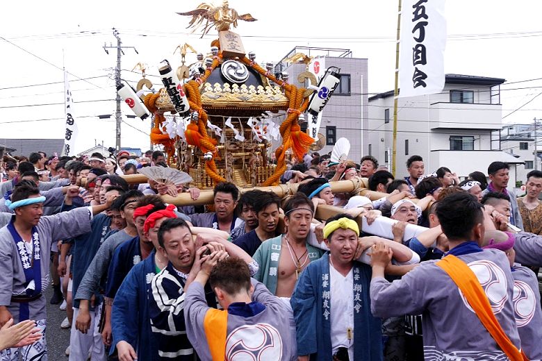 橋上から巡行路に戻る東組神輿'16.06.19.