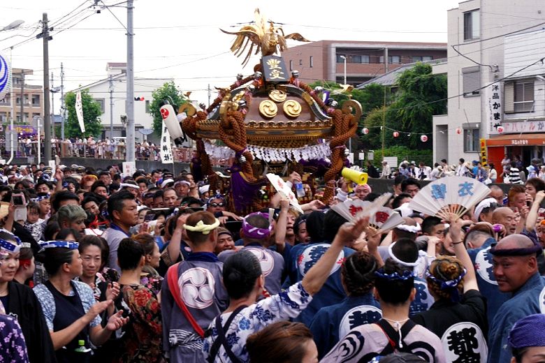 囃し立てられる西組神輿'16.06.19.