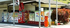 通行車両少なく徒歩の人なし。09.04.19.