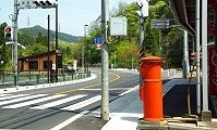 交差点脇に立つ。09.04.19.