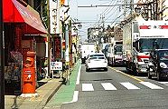 交通量激しい府中市栄町。09.04.03.