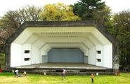 庭園内に建つ音研ステージ。09.04.05.
