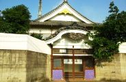 真夏の日差しの中に佇む唐破風の春の湯。08.08.03.