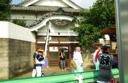 隣接の東大島神社の祭礼行列がさしかかる。08.08.03.