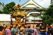 狭い路地中を神輿が通る。08.08.03.