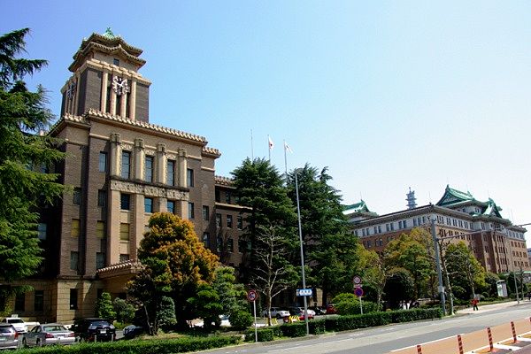 県庁と並んで建つ名古屋市役所の時計塔。'11.04.10.