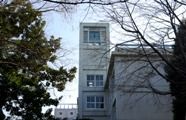 正門からの四階建て校舎の時計塔。08.01.08.