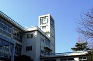 四階建て校舎の階段棟の時計塔。08.01.08.