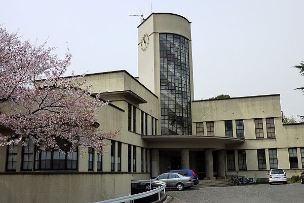 直線とカーブの縁取りの造形美の小石川植物園本館。'10.04.09.