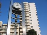 都営大和団地を背景に時計塔は立つ。07.11.25.